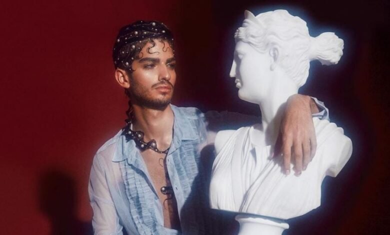 عارض الأزياء أوسكار كراي/ Oscar Kraye يعتمد الإطلالات الجريئة