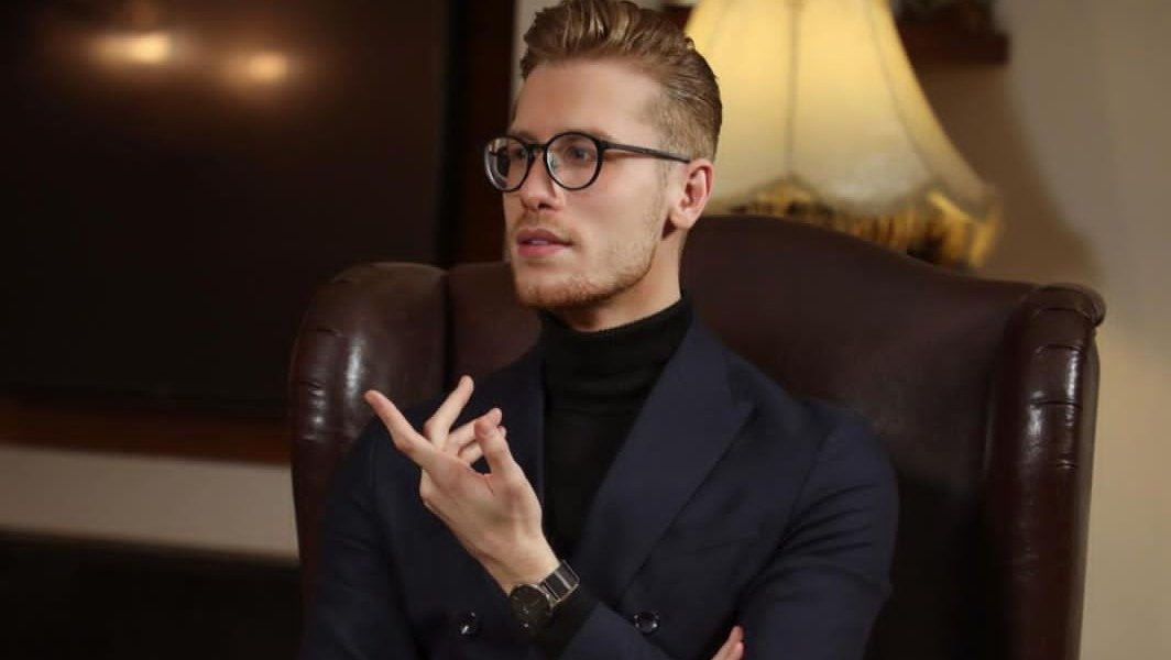 صورة مميزة: الإعلامي علي ياسين ينجح ببناء علاقات وطيدة مع كبار نجوم الفن العربي