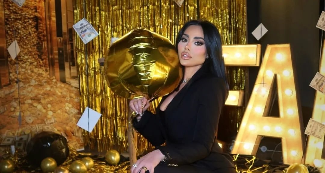 الفنانة فابيانا سكاف تحتفل بعيد ميلادها بإطلالة ذهبية تخطف الأنظار
