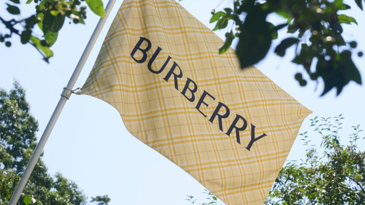 Burberry تنقل أزياء شتاء 2026 إلى هامبتنز عبر متجر صيفي مؤقت