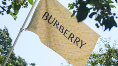 Burberry تنقل أزياء شتاء 2026 إلى هامبتنز عبر متجر صيفي مؤقت