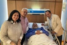صورة خالد الصاوي من غرفة العمليات تثير القلق.. والفنان يكشف الحقيقة