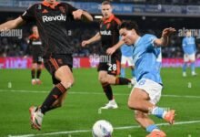 كومو تحت قيادة فابريغاس يفوز 2-1 على نابولي في مارادونا