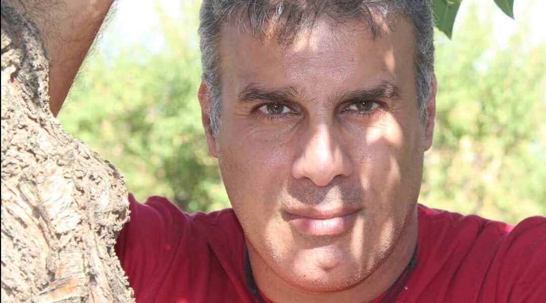 ادونيس الخطيب يقرصن الوقت بأصوات فنانيين وحفل الكتروني على فايسبوك