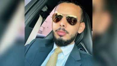 آدم حموري بين قطاع الخدمات والمال