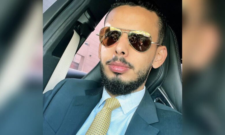 آدم حموري بين قطاع الخدمات والمال