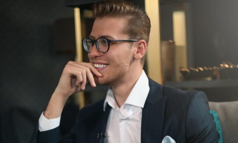 الإعلامي علي ياسين يكرّس نفسه للإعلام