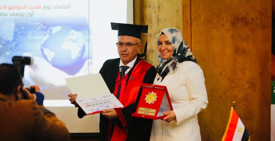 صورة مميزة: الدكتور فتحي خليل محمد العيسه يحصل على الدكتوراه في المتغيرات الاقتصادي في مصر