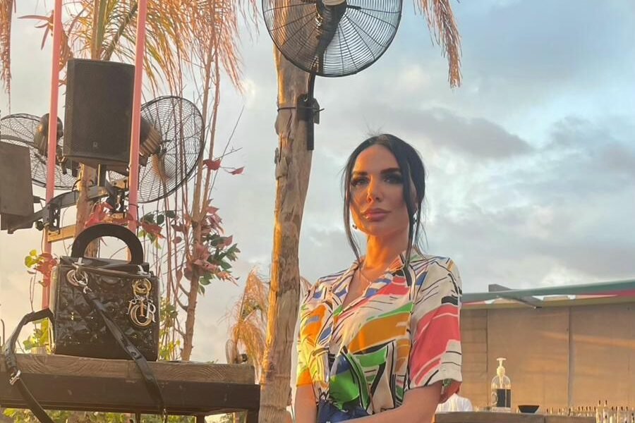 صورة مميزة: العارضة “ميرا / Mira” تستجم في ربوع لبنان!
