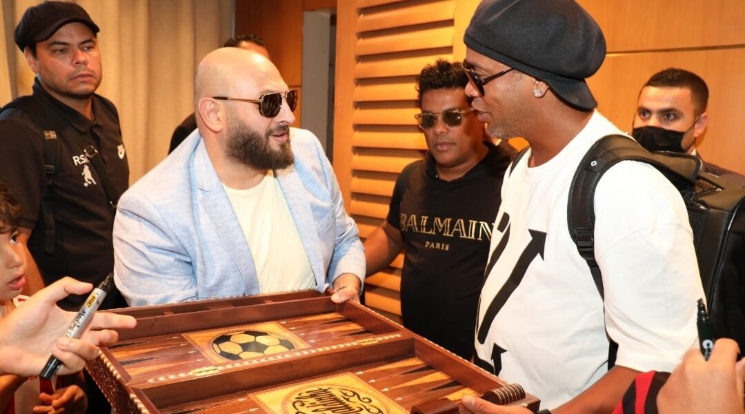 صورة مميزة: ايلي طعمة بعد العالمية يهدي طاولة زهر مبهرة الى اللاعب البرازيلي الاسطورة رونالدينيو