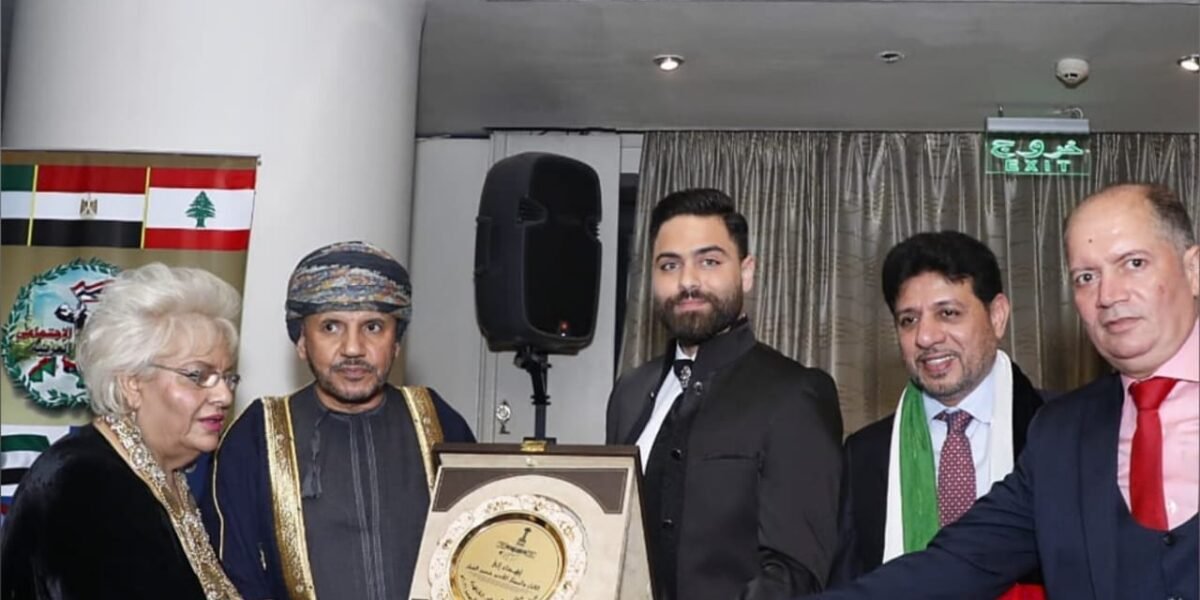 صورة مميزة: حسين فنيش مكرّماً في مؤتمر السلام في القاهرة