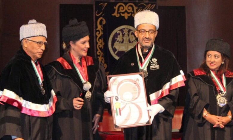 خالد الظنحاني يتسلم الدكتوراه الفخرية ووسام التنمية الثقافية من اتحاد الجامعات المكسيكية