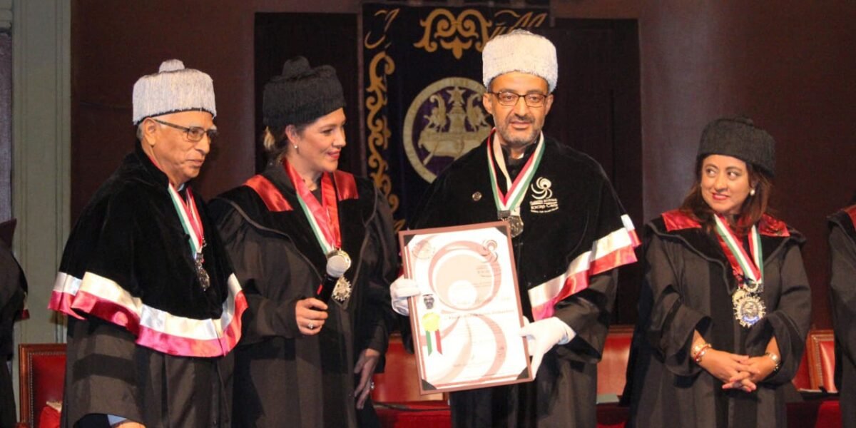 صورة مميزة: خالد الظنحاني يتسلم الدكتوراه الفخرية ووسام التنمية الثقافية من اتحاد الجامعات المكسيكية