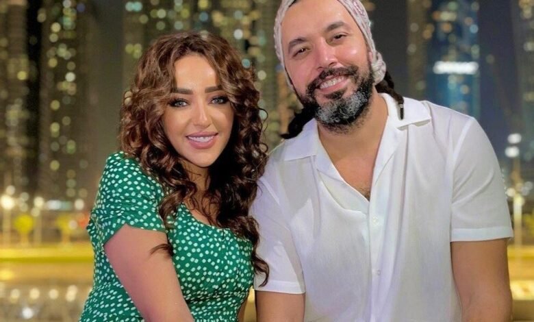 عبد الفتاح الجريني بإطلالة جديدة رفقة زوجته جميلة البدوي