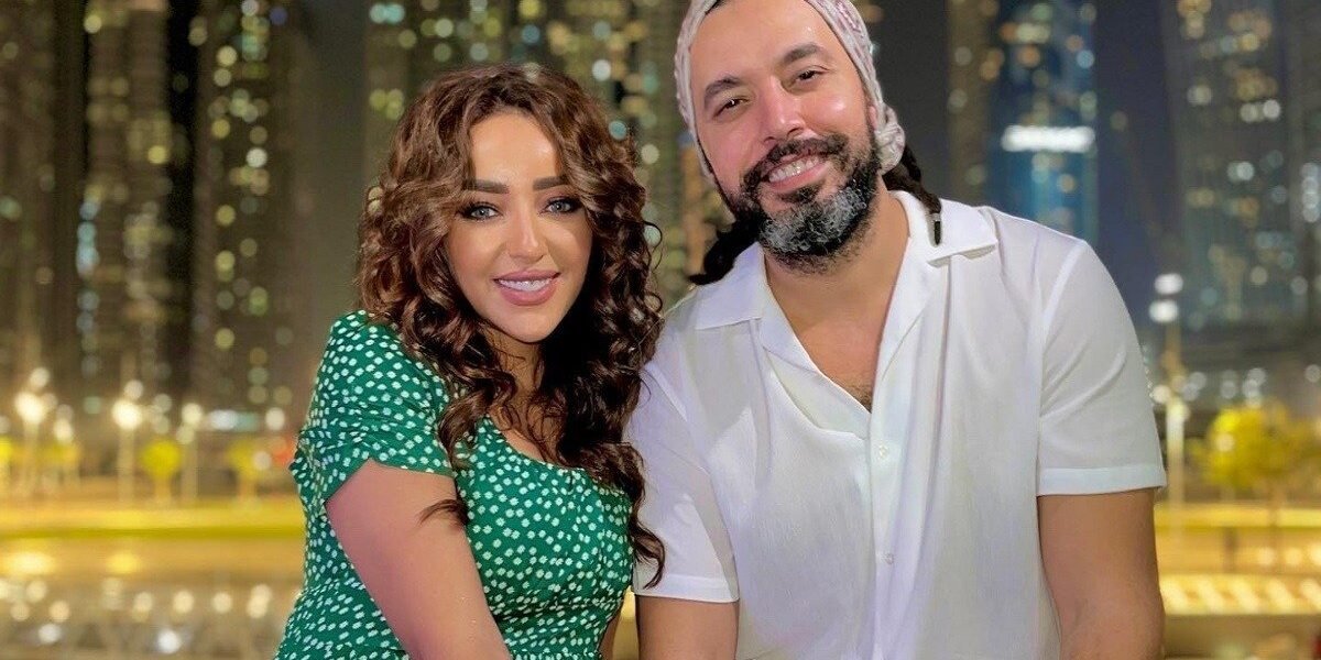 صورة مميزة: عبد الفتاح الجريني بإطلالة جديدة رفقة زوجته جميلة البدوي