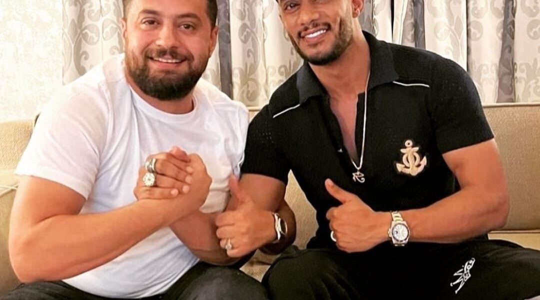 صورة مميزة: محمد رمضان يغمض عيناه ويوقع مع سلطنة برودكشن على بياض