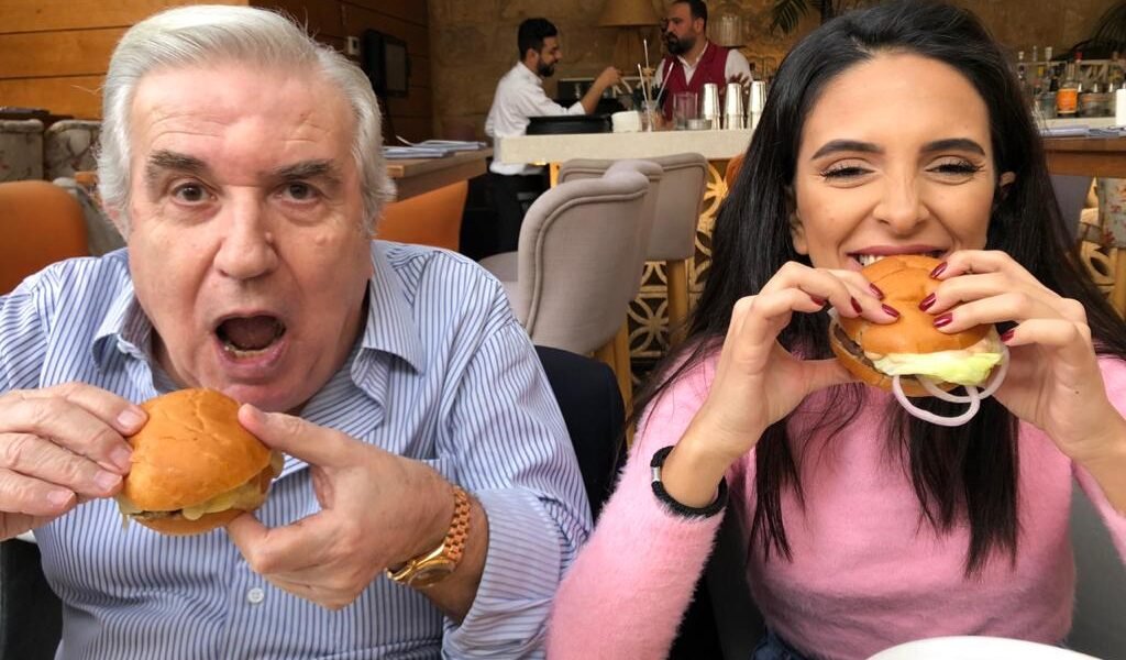 صورة مميزة: ناديا منيمنه تشتهر بفيديوهاتها مع جدها على “تيك توك”