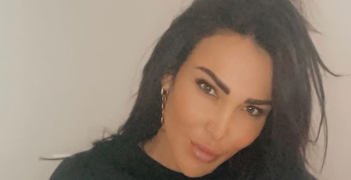 صورة مميزة: نتالي حجيج الشهيرة بـ “جعدانيستا” تتربع على عرش القلوب بخفة ظلها